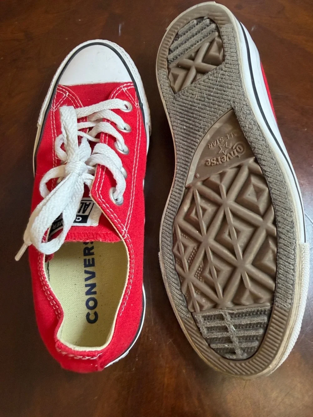 Converse Low Top Sneakers in‎ Red and White